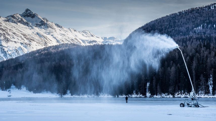 Eine Schneelanze beschneit die Eisschicht für die bevorstehenden Polospiele und das White Turf. Foto: Daniel Zaugg