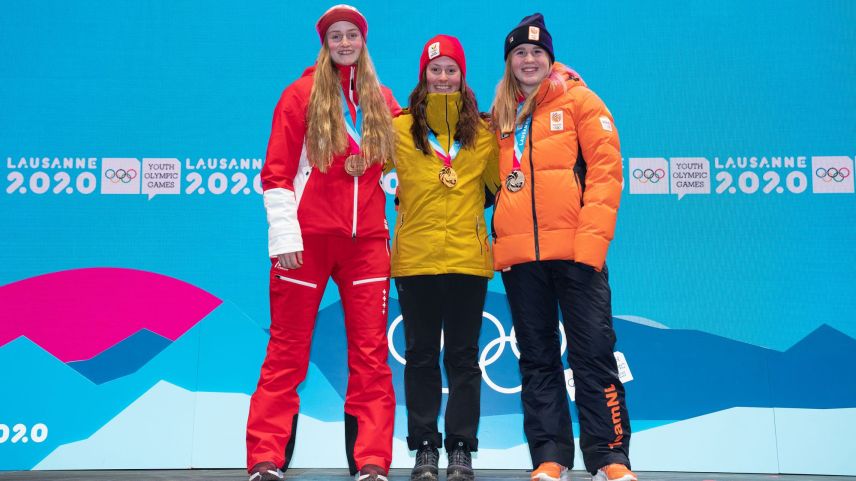 Foto: Bianca Gisler (links) bei der Siegerehrung auf der «Medal Plaza» in Lausanne. Fotograf: OIS/Joe Toth