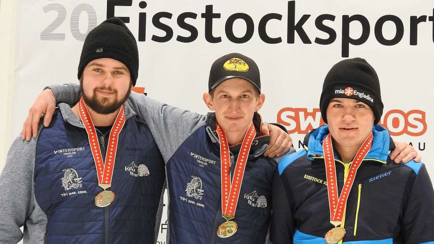 Der 19-jährige Orlando Bass (rechts) vom ES Sur En gewinnt an der Eisstock Schweizermeisterschaft im Zielwettbewerb der Junioren U23 hinter Klemens Buchs und Simon Streun den 3. Rang (Foto: Nicolo Bass).