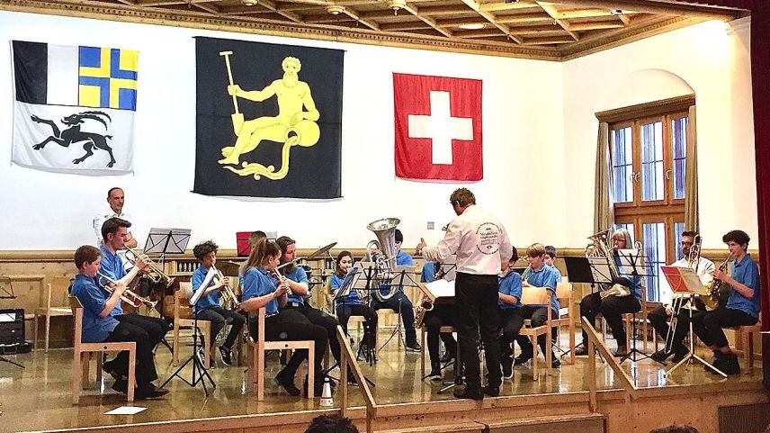 Unter der musikalischen Leitung von Ludwig Anton Wilhalm zeigte die Jugendmusik «Divertimento» ein tolles Jahreskonzert in Samedan (Foto: Not Janett).
