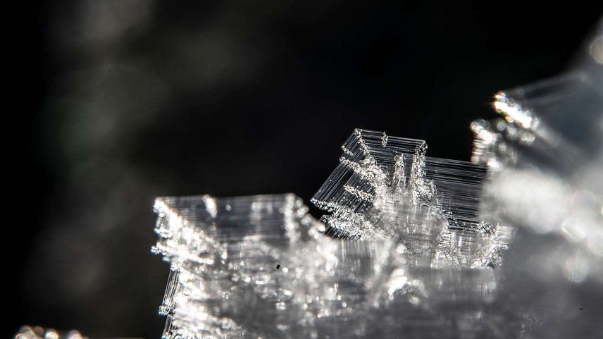 Mikroplastik ist mit dem blossen Auge auch im Schnee nicht erkennbar (Foto: Mayk Wendt).