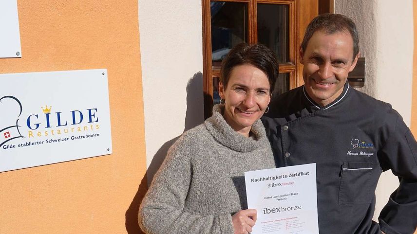 Irène e Roman Hohenegger da Fuldera preschaintan la distincziun «ibex fairsay» in bruonz (fotografia: mad).