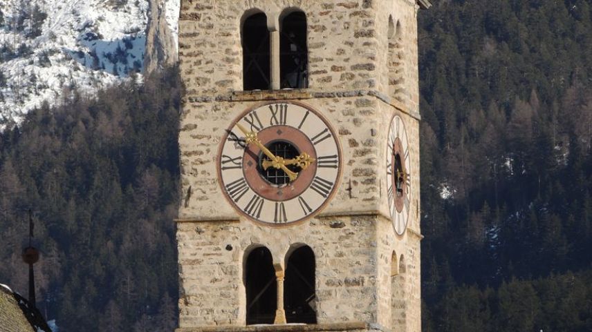 Il clucher a Scuol dess restar sainz’antenna 5G (fotografia: Benedict Stecher).