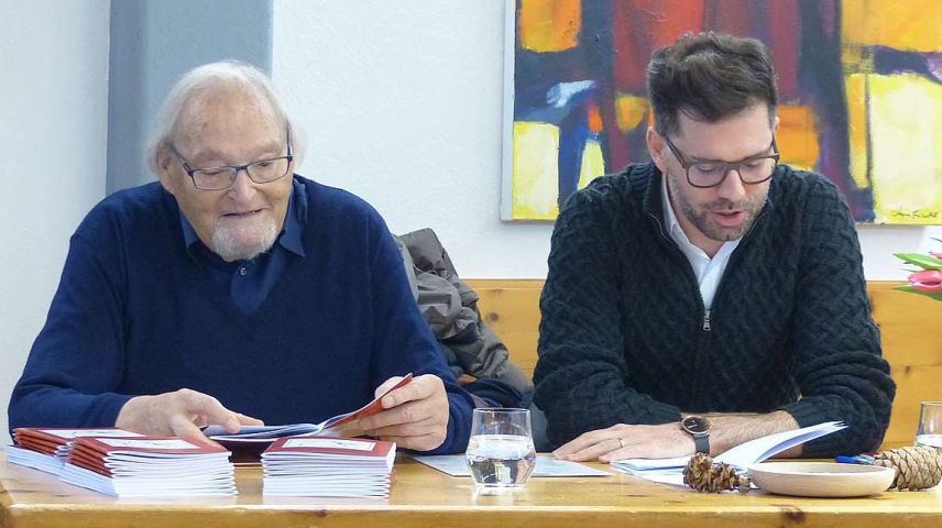 Jacques Guidon e Rico Valär (da schnestra) haun prelet texts our da la publicaziun «Nuschella» (fotografia: Flurin Andry).
