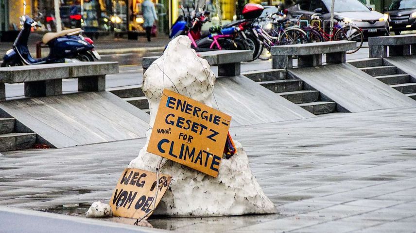 Schneeschmelze – Symbol für den dringenden Handlungsbedarf, Ursachen und Auswirkungen des Klimawandels entgegenzutreten. Foto: Jon Duschletta