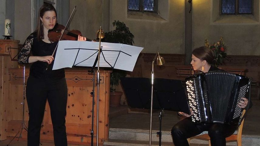 Las duos musicistas Flurina Sarott (a schnestra) e Bosiljka Kulisic in acziun (fotografia: Benedict Stecher).