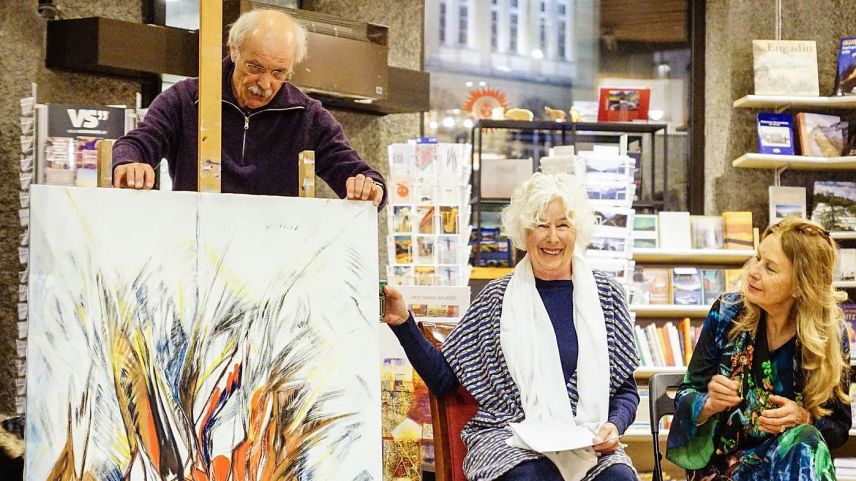 «Bilderreise einer Seele»: v.l.n.r.: Hansruedi Kupper, Hedi-Maria Bauder und Dora Lardelli in der Buchhandlung Schuler Wega in St. Moritz. Foto: Jon Duschletta