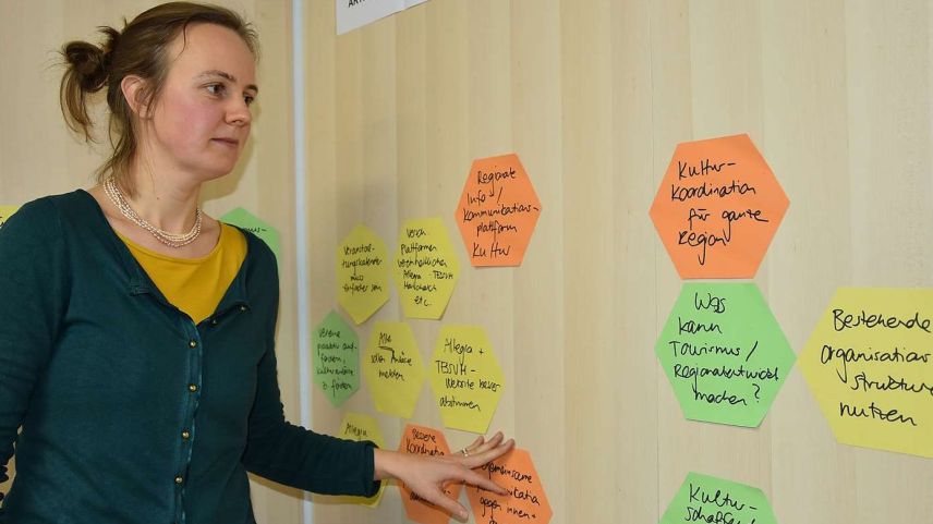 La sviluppadra regiunala Martina Schlapbach ha ramassà ils bsögns e giavüschs dals partenaris da cultura in Engiadina Bassa e Val Müstair (fotografia: Nicolo Bass).