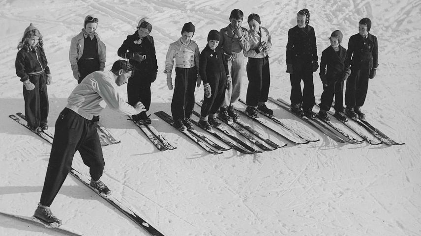 Skilehrer Giovanni Testa unterrichtet Kinder. Die Aufnahme stammt circa aus dem Jahr 1935. 		Foto: Werner Bischof/Magnum Photos