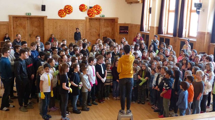 La duatschientina da scolaras e scolars da Scuol han chantà in sala cumünala differentas chanzuns da Chalandamarz (fotografia: Flurin Andry).