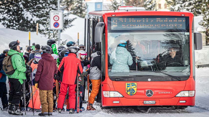 Freitagmorgen in St. Moritz Bad: Unzählige Skifahrer nehmen den Bus. Foto: Daniel Zaugg