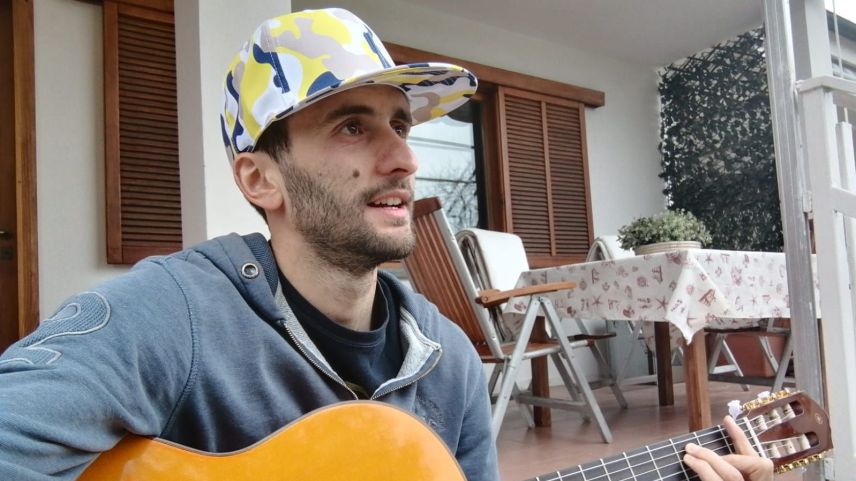 Alessandro Piovano nutzt die Zeit, unter anderem um Gitarre zu spielen. Foto: z. Vfg