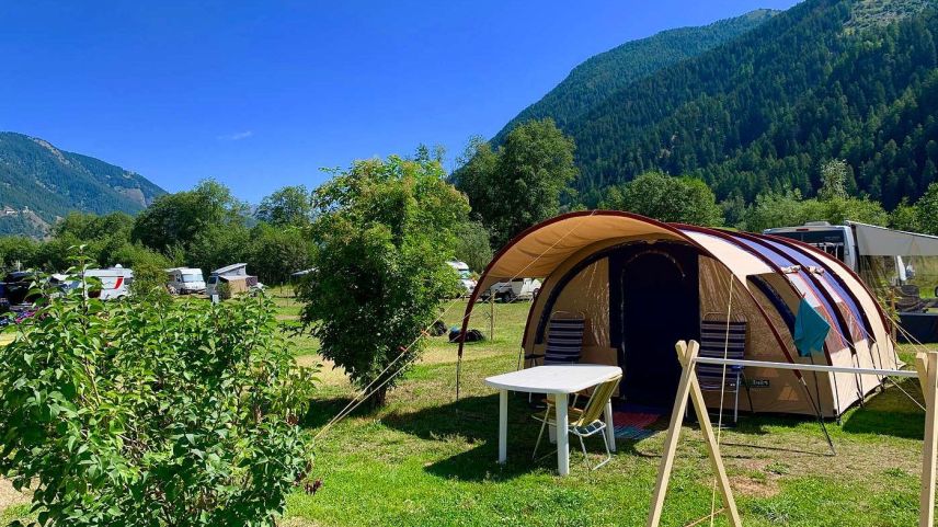 Il camping Muglin a Müstair as rechatta in vicinanza dal Rom (fotografia: mad).