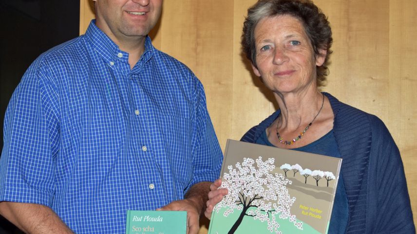 Georg Häfner, da la Società Stamparia Strada, ha invidà a Rut Plouda da preleger our dal cudesch «Sco scha nüglia nu füss» (fotografia: Nicolo Bass).