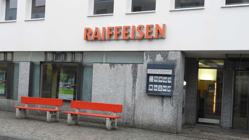 La filiala da la Banca Raiffeisen Engiadina Val Müstair a Scuol (fotografia: Annatina Filli).