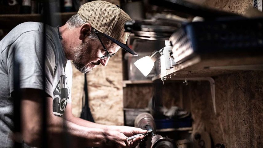 In seiner Werkstatt in Scuol baut Renato Vitalini die Edelruten in liebevoller Handarbeit zusammen. Diese werden von Scuol aus weltweit exportiert (Foto: Mayk Wendt)