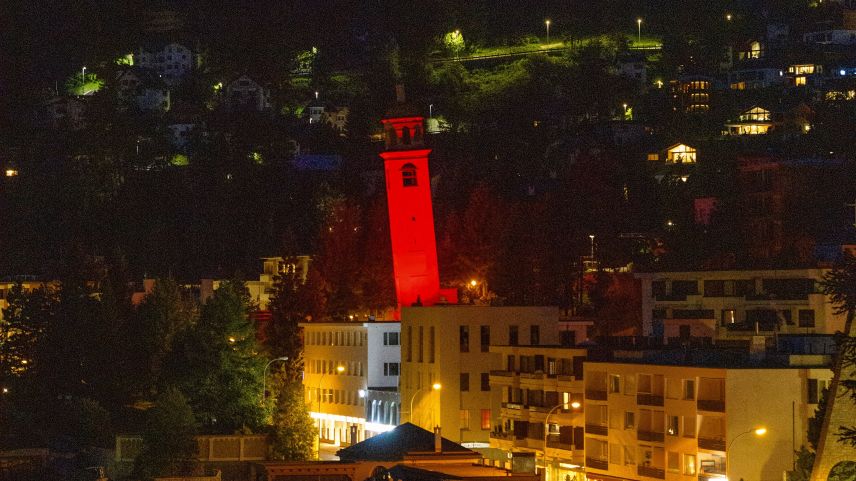 Der Schiefe Turm von St. Moritz, eines der im Engadin angestrahlten Gebäude. Foto: Giancarlo Cattaneo