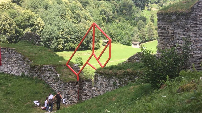  Alex Dorici hat seinen Arco geometrico auf die Öffnung zwischen den Festungsmauern von Lan Müraia platziert.