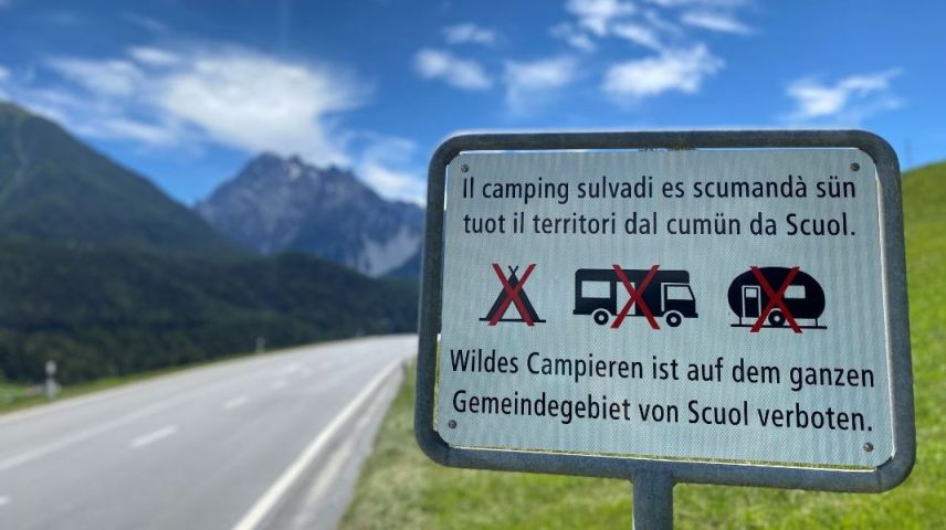 Die Übernachtung am Strassenrand oder Parkplatz ist generell verboten und nur auf ausgewiesenen Campingplätzen erlaubt.	Foto: Nicolo Bass
