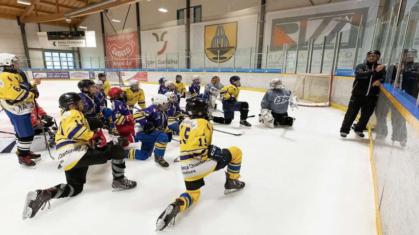 Der Eishockey-Trainer Benny Wunderer hat erstmals das Hockey-Camp in der Eishalle Gurlaina in Scuol geleitet (Foto: Marco Ritzmann).
