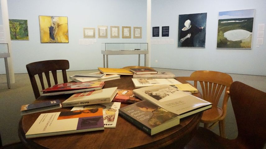Die Ausstellung macht Lust auf mehr: Zahlreiche Bücher von und über die Protagonistinnen laden zur Lektüre ein.