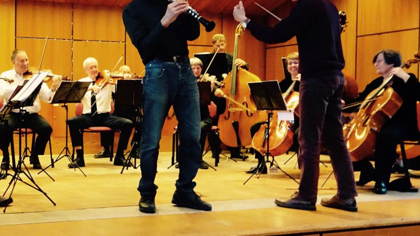 Solist Domenic Janett, Dirigent Gyula Petendi und der Orchesterverein Engadin