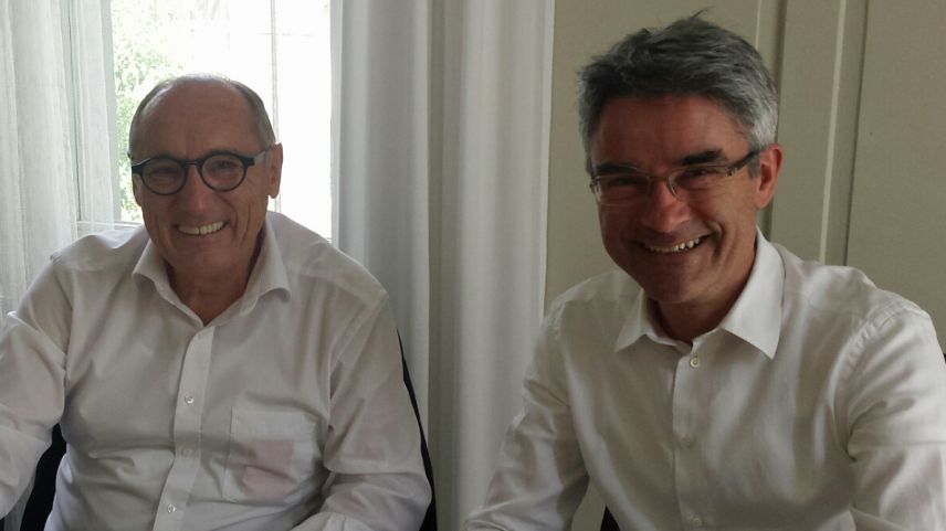 Il president dals cumüns concessiunaris grischuns Not Carl (a schnestra) e cusglier guvernativ Mario Cavigelli s’ingaschan pel mantegnimaint dals fits d’aua (fotografia: mad).