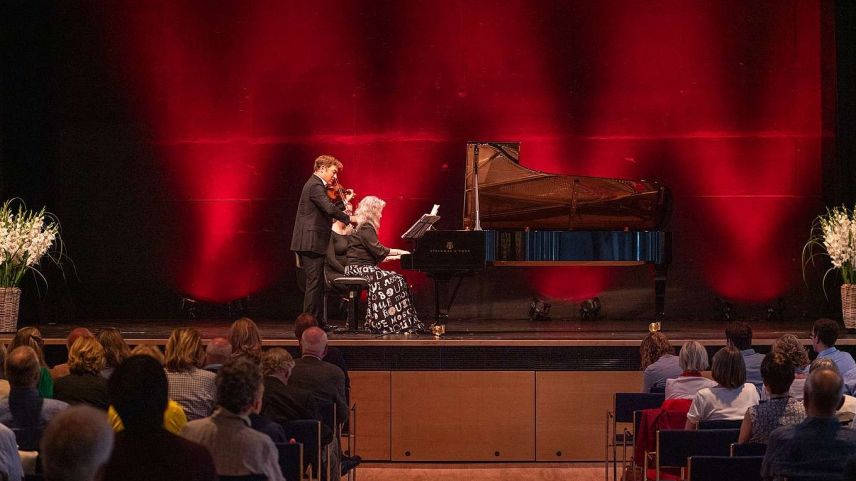 Pianistin Martha Argerich und Geiger Renaud Capuçon begeisterten das Publikum zum Auftakt des Engadin Festivals. Foto: Quim Vilar