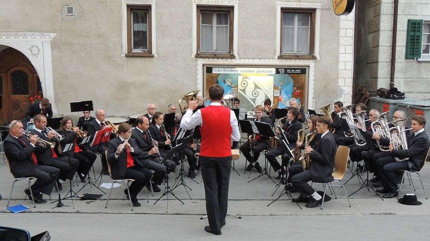 La Società da musica Sent cul dirigent Bastian Janett s’ha preschantada in occasiun dal concert sün Plaz (fotografia: Benedict Stecher).