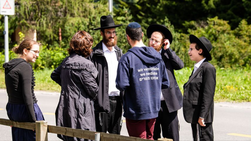 Jüdisch Gäste aus aller Welt verbringen die Ferien in der Schweiz. Jüdische Mediatoren fördern die interkulturelle Kommunikation.