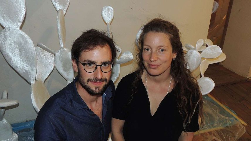 Ils duos artists Jérémie Sarbach e Flurina Badel expuonan cactus in tuottas fuormas pussiblas in lur chasa e tablà a Guarda (fotografia: Benedict Stecher).