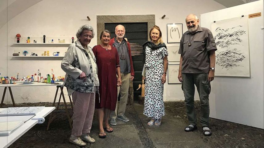 Die Rimessa Castelmur stellt drei tschechische Künstler aus: Inge Kosková (links), Jan Vichr (Mitte) und Jan Naš (rechts), hier in Begleitung der Verantwortlichen der Ausstellungen der Rimessa, Irma Siegwart (2. von links) und Dora Lardelli. Foto: z. Vfg
