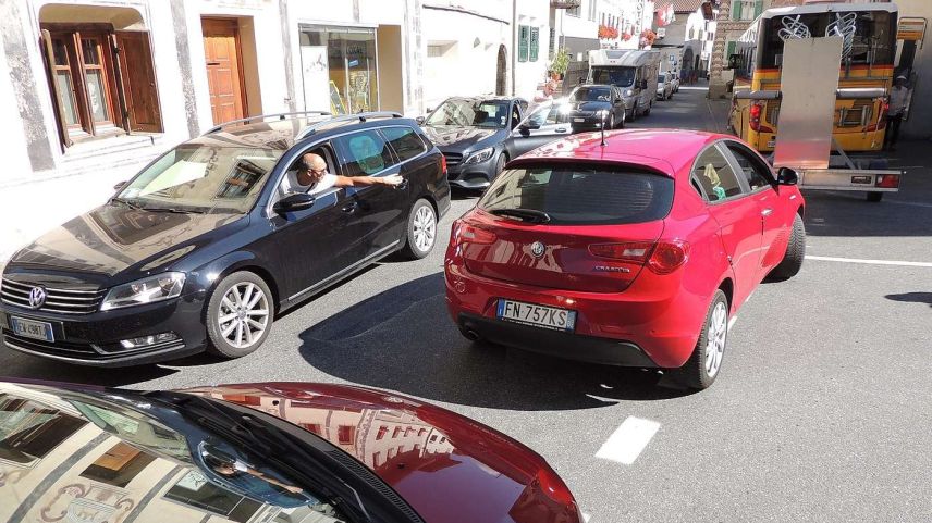 In tscherts mumaints blocca il trafic tras Sta. Maria in Val Müstair cumplettamaing (fotografia: Benedict Stecher).