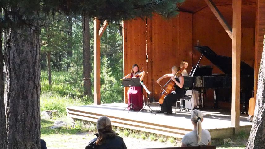 Lauschiges Plätzchen, verträumte Atmosphäre: Auf der Konzertbühne im Taiswald wurden die letzten Takte des Engadin Festivals 2020 gespielt.