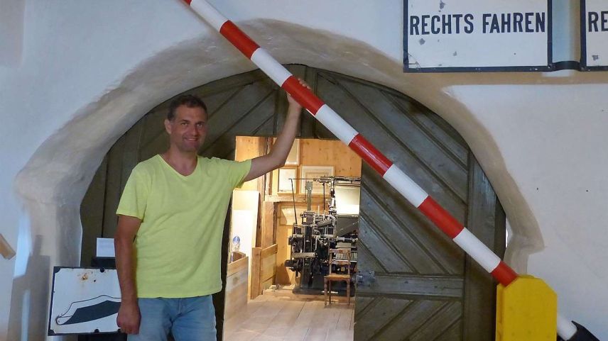 Georg Häfner invida d’entrar e s’indreschir davart l’istorgia dals cunfins illa regiun (fotografia: Flurin Andry).