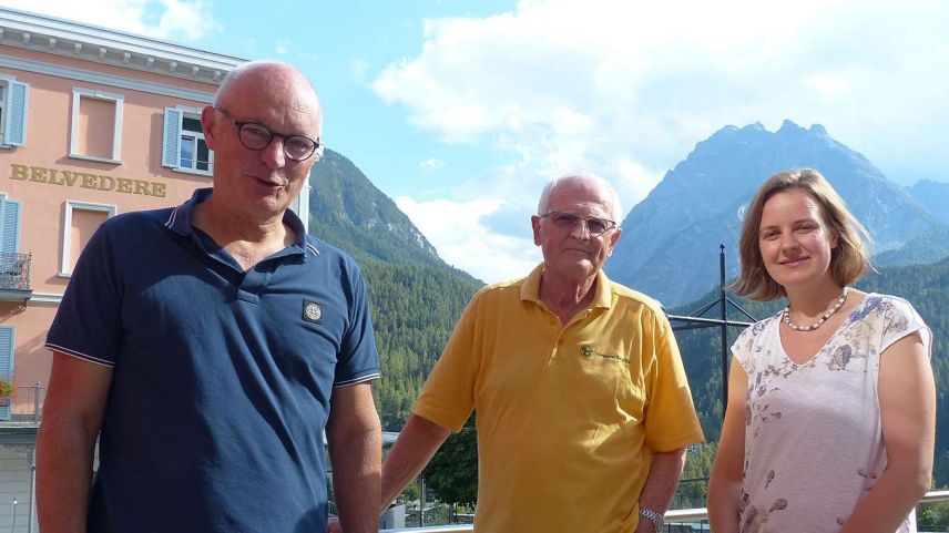 Rolf Widmer (a schnestra), Hans Hagenbuch e la sviluppadra regiunala Martina Schlapbach in marcurdi a Scuol (fotografia: Flurin Andry).