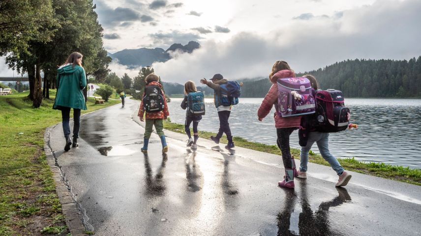 Schüler mit Eltern in St.Moritz auf dem Weg zum Schulhaus.  Foto: Daniel Zaugg