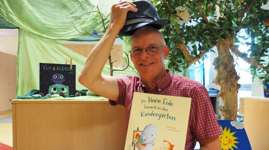 Daniel Manzoni hat seit gestern 15 neue «Kindergärtler» aus Sils zu betreuen. Er begrüsst sie mit dem Ritual des Hutziehens und entdeckt mit ihnen gerade die Welt der Eulen.