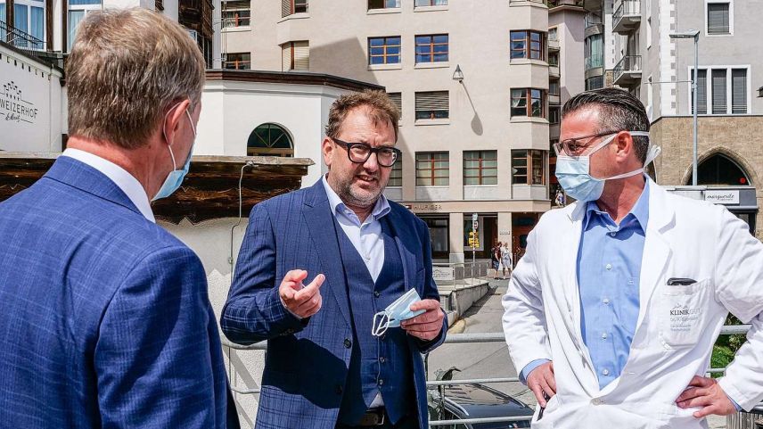 v.l.: Hanspeter Frank, CEO Klinik Gut, Regierungsrat Peter Peyer und Patrick Baumann, medizinischer Leiter Klinik Gut. Foto: Jon Duschletta