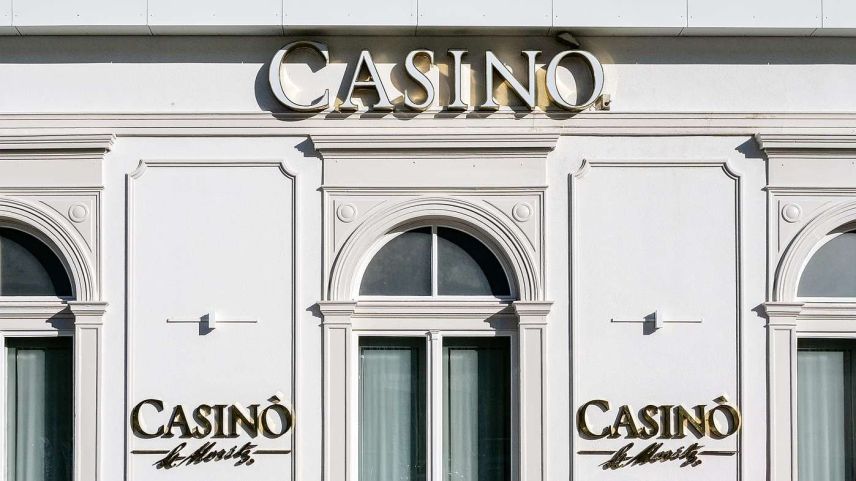 Auch nach der kantonalen Gesetzesanpassung bleibt der Betrieb von eigentlichen Glücksspielautomaten einzig den konzessionierten Kasinos vorbehalten, beispielsweise dem Casinò St. Moritz. Foto: Jon Duschletta