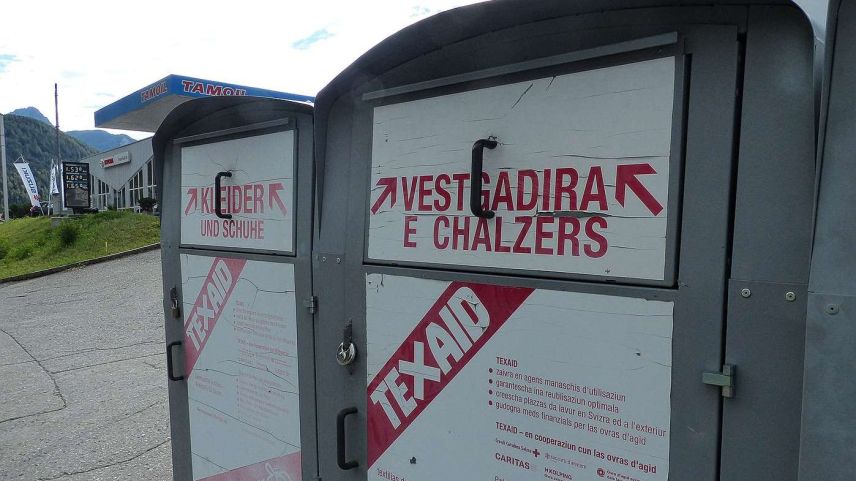 Da quists containers per büschmainta e s-charpas veglias ha la Texaid passa 6500 in tuot la Svizra (fotografia: Flurin Andry).