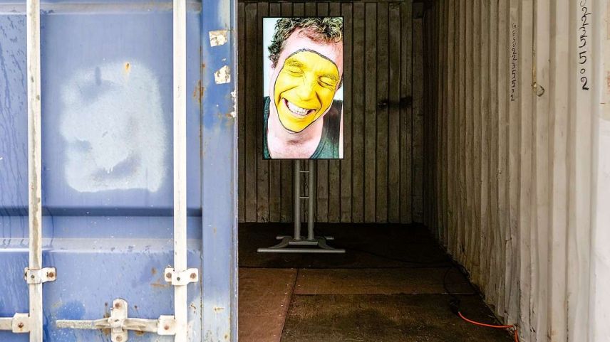 Blick auf die «Emoji»-Installation das holländische Künstlerduo «Studio Moniker» im Digital Village am Bahnhof. Foto: Jon Duschletta