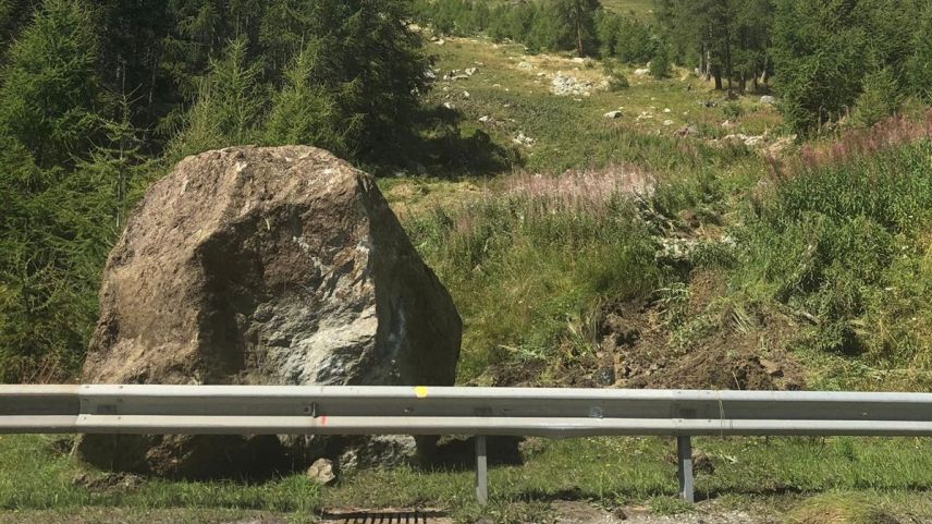 30 Kubikmeter mass einer der Felsbrocken, die herabstürzten. Foto: Kantonspolizei Graubünden