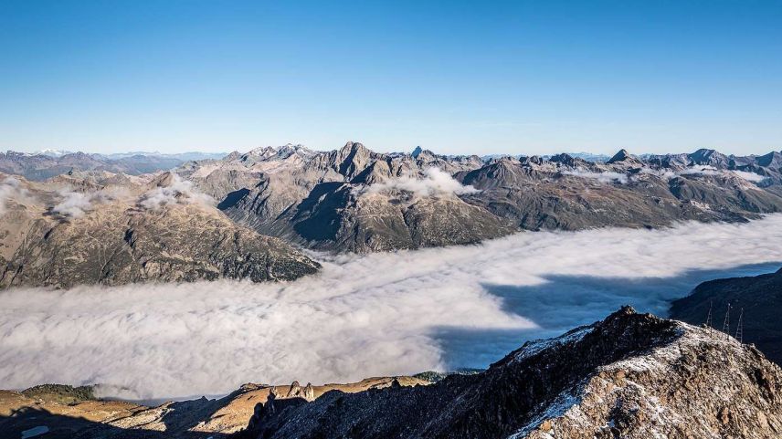 Blick von der Bergstation Corvatsch in Richtung Silvaplana und St. Moritz. Foto: Jon Duschletta
