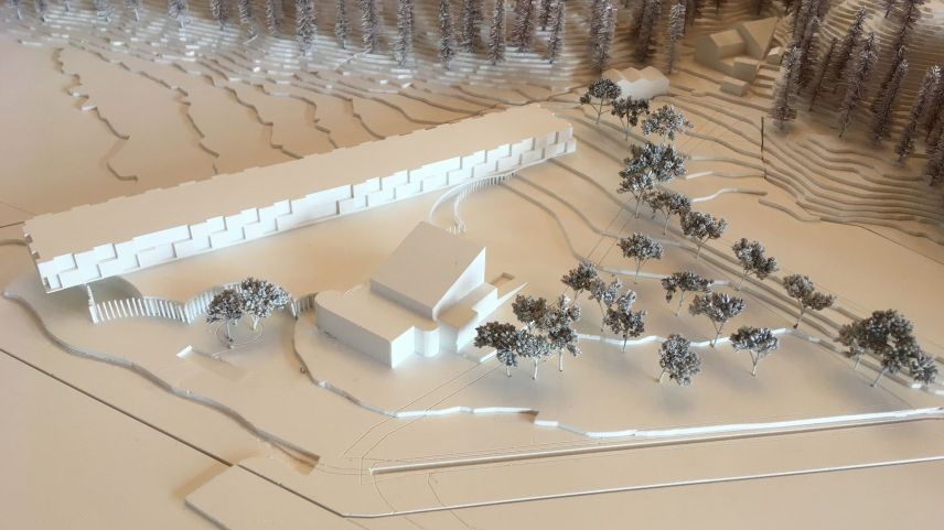 Foto vom Modell des Siegerprojekts 360 Frontside: Ein  langer, schlanker, aber nicht sehr hoher Baukörper, der mit einigem Abstand zur Furtschellas Talstation errichtet werden soll.