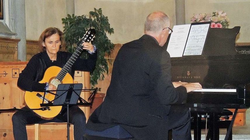 Elisabeth Trechslin e Risch Biert dürant lur concert. fotografia: Benedict Stecher