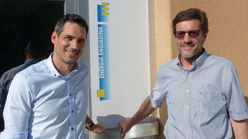 Claudio à Porta e Walter Bernegger a Scuol davant ils büros ed ufficinas da la Energia Engiadina (fotografia: Flurin Andry).