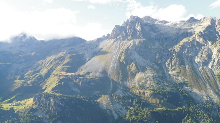 Eine Luftaufnahme zeigt das betroffene Gebiet unterhalb des Piz Lagrev. Geologen untersuchten den Hergang des Felssturzes. Unter anderem spielten die Starkniederschläge im August eine Rolle. Foto: z. Vfg.
