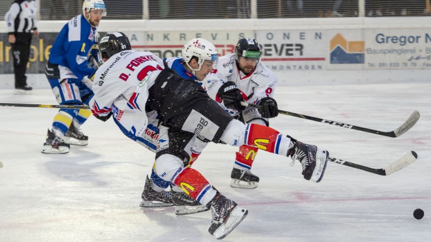 Tichy (St.Moritz) setzt sich gegen zwei Gegner durch. Foto: Daniel Zaugg