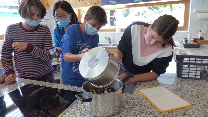 Wie kann man Sauerkraut und Marmelade auf natürliche Weise konservieren? Die Schülerinnen und Schüler lernen dies, indem sie selber Hand anlegen. Foto: HIF